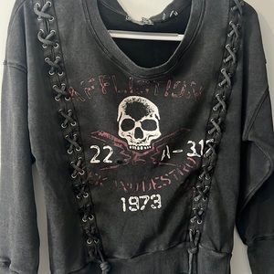 Affliction live fast distressed black top size small, small hole in the front.